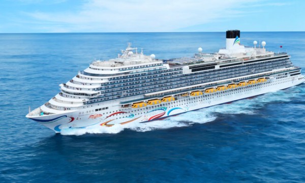 爱达·魔都号亮相国庆无人机烟花秀 扬帆启航共贺祖国华诞